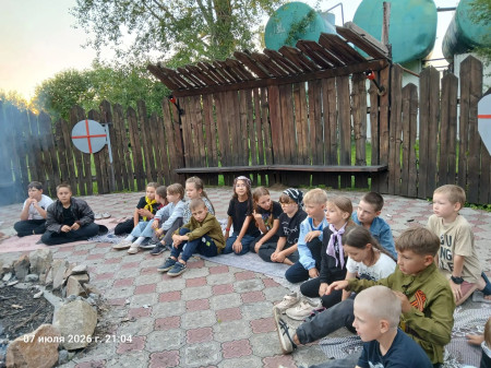 Вечер у костра: тепло, песни и сгущёнка!